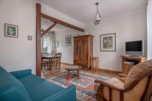 ル・クロワジックにあるMaison à 300 m du port du Croisic!の青いソファとテレビのあるリビングルーム