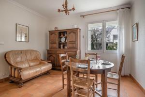 ル・クロワジックにあるMaison à 300 m du port du Croisic!のリビングルーム(テーブル、ソファ、椅子付) +8枚の写真