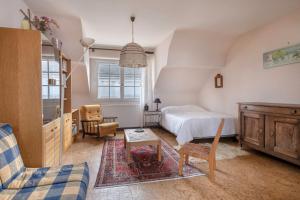 um quarto com uma cama, um sofá e uma mesa em Maison a 300 m du port du Croisic! em Le Croisic
