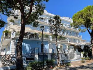 een groot wit gebouw met bomen ervoor bij PRESTIGE - Premium Villas in Giulianova