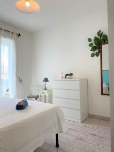 een witte slaapkamer met een bed en een ladekast bij PRESTIGE - Premium Villas in Giulianova