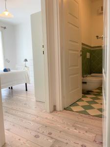 ジュリアノーヴァにあるVictoria Prestige - 150 mt dal mareのバスルーム(バスタブ、トイレ付)、ドアが備わります。