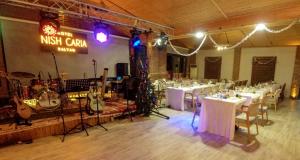 ein Zimmer mit weißen Tischen und Stühlen und einer Musikanlage in der Unterkunft Dalyan Hotel Nish Caria in Dalyan
