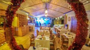 ein Esszimmer mit Tischen und Stühlen und einem Spiegel in der Unterkunft Dalyan Hotel Nish Caria in Dalyan