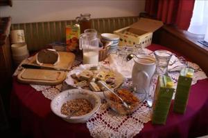 Makanan di atau berdekatan rumah tamu ini