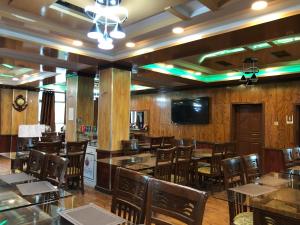 Gems Palace Hotel Sost的电视和/或娱乐中心