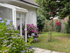 een bloementuin voor een huis bij Sejour pour 6 personnes a Arradon in Arradon