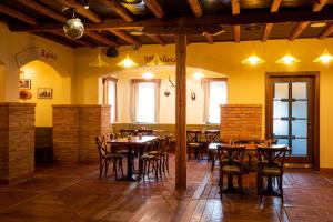 Reštaurácia alebo iné gastronomické zariadenie v ubytovaní Hotel Studanka