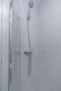 łazienka z prysznicem z głowicą prysznicową w obiekcie tuGuest Ronda Aparment w Grenadzie