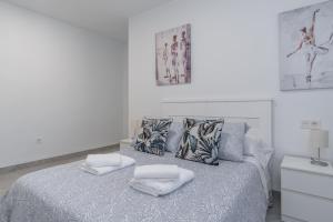 biała sypialnia z łóżkiem z 2 poduszkami w obiekcie tuGuest Ronda Aparment w Grenadzie