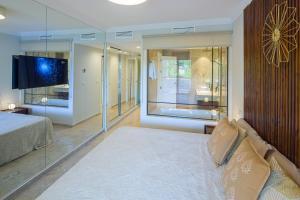 Posteľ alebo postele v izbe v ubytovaní Next to Puente Romano Newly done Modern style 5 star Luxury stay