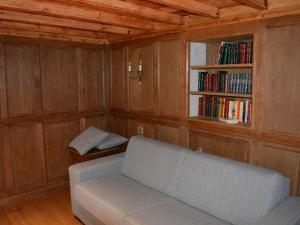 sala de estar con sofá y estante para libros en Manoir de Danigny, en Saint-Martin-des-Entrées