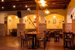 Reštaurácia alebo iné gastronomické zariadenie v ubytovaní Hotel Studanka