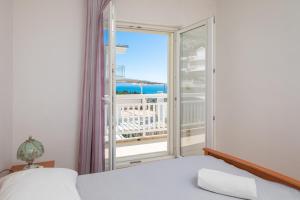 ロクヴァ・ロゴズニツァにあるAqua Vista Apartmentsのベッドルーム1室(ベッド1台付)が備わります。