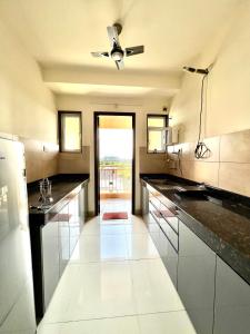 Una cocina o cocineta en 2BHK luxurious beautiful flat near IIM AIIMS