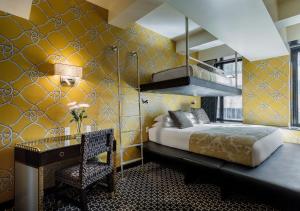 Postel nebo postele na pokoji v ubytování 45 Times Square Hotel