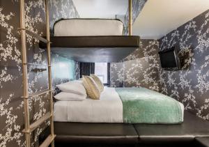 Postel nebo postele na pokoji v ubytování 45 Times Square Hotel
