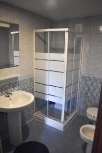 a bathroom with a shower and a sink and a toilet at Sojuela Turismo Golf Naturaleza y VIno in Sojuela