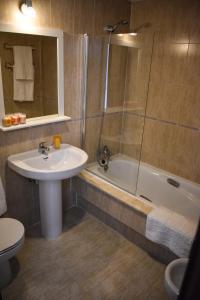 a bathroom with a sink and a shower and a toilet at Sojuela Turismo Golf Naturaleza y VIno in Sojuela