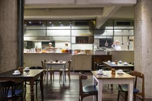 un ristorante con tavoli e persone in cucina di c-hotels Ambasciatori a Firenze