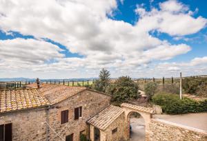 een luchtzicht op een oud stenen gebouw met een boog bij La Porticina in Montalcino