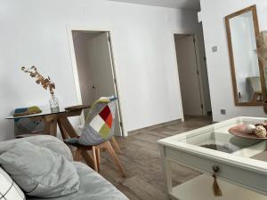 sala de estar con mesa y silla en Apartamento ciudad jardín, en Córdoba