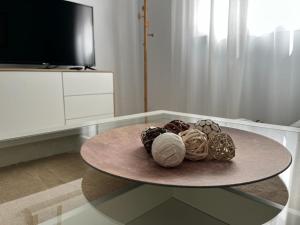 un montón de bolas sobre una mesa en una sala de estar en Apartamento ciudad jardín, en Córdoba