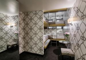 Postel nebo postele na pokoji v ubytování 45 Times Square Hotel