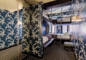 Postel nebo postele na pokoji v ubytování 45 Times Square Hotel