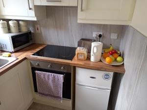 uma cozinha com um balcão com um prato de fruta em Grant Rooms em Derry Londonderry