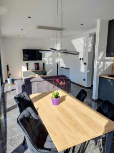 einen Esstisch mit einer Topfpflanze darauf in der Unterkunft Green Luxury with heated pool, jacuzzi & sauna in Ružići