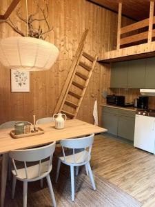 una cocina con mesa y sillas y una escalera en Hytte nær Ål, 