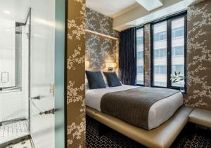 Postel nebo postele na pokoji v ubytování 45 Times Square Hotel