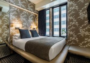 Postel nebo postele na pokoji v ubytování 45 Times Square Hotel