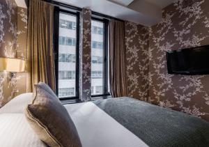 Postel nebo postele na pokoji v ubytování 45 Times Square Hotel
