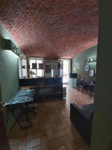 sala de estar con techo de ladrillo y sofá en Gagliaudo Loft, en Alessandria