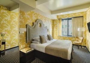 Postel nebo postele na pokoji v ubytování 45 Times Square Hotel
