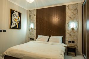 ein Schlafzimmer mit einem großen Bett mit weißer Bettwäsche in der Unterkunft view hotel in Madschdal Schams