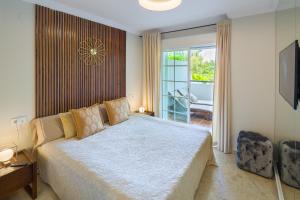 Posteľ alebo postele v izbe v ubytovaní Next to Puente Romano Newly done Modern style 5 star Luxury stay + 26 fotografií