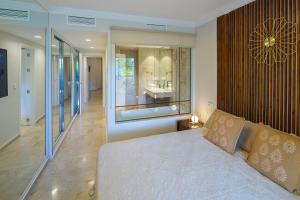 Posteľ alebo postele v izbe v ubytovaní Next to Puente Romano Newly done Modern style 5 star Luxury stay