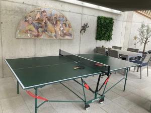 a green ping pong table in a room with a painting at Ferienhaus am Weinberg in Leutschach