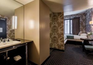 Postel nebo postele na pokoji v ubytování 45 Times Square Hotel