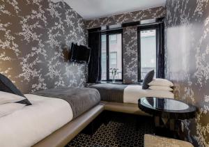 Postel nebo postele na pokoji v ubytování 45 Times Square Hotel
