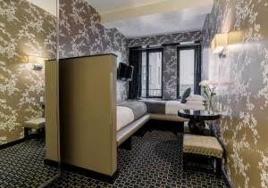 Postel nebo postele na pokoji v ubytování 45 Times Square Hotel