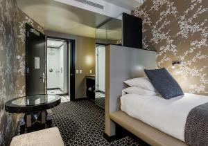 Postel nebo postele na pokoji v ubytování 45 Times Square Hotel