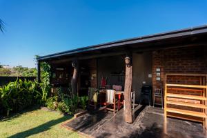 Casa con patio con mesa y sillas en House of Falls en Puerto Iguazú