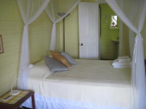 Ένα ή περισσότερα κρεβάτια σε δωμάτιο στο Sand Dollar Beach Bed & Breakfast