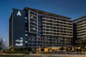 un edificio con un cartel en el costado en Park Arjaan by Rotana, Abu Dhabi, en Abu Dabi