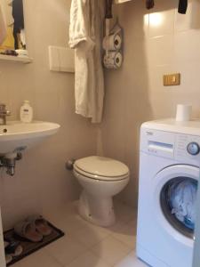 ウルビーノにあるPorta Maiaのバスルーム(トイレ、洗濯機付)