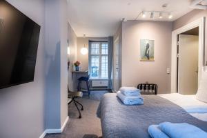 コペンハーゲンにあるThe Churchill 5 by Daniel&Jacob'sのベッドとデスクが備わるホテルルームです。